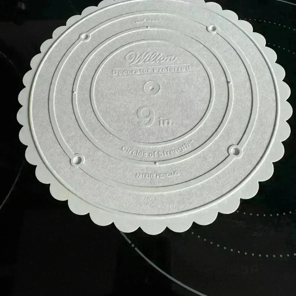 Wilton vintage  acrylic cake stand. 9 inches